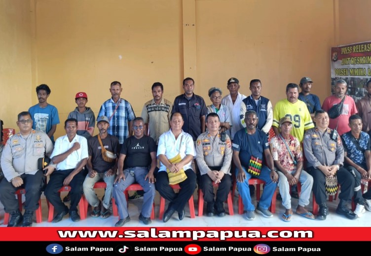 Foto bersama usai mediasi di aula Polsek Mimika Baru (salampapua.com/Acik)