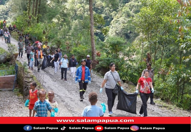 Karyawan Freeport Indonesia Bersama Masyarakat Bersih-Bersih Kampung Waa-Banti Tembagapura