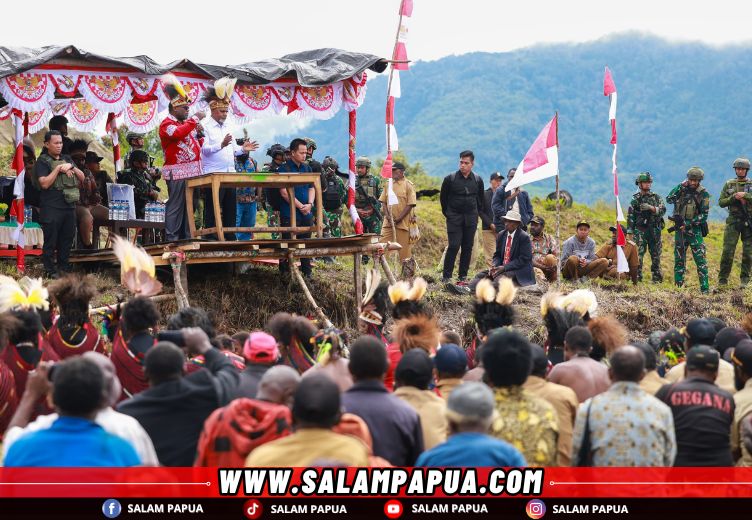 Gubernur Meki Fritz Nawipa dan Wagub Deinas Geley saat bertatap muka dengan masyarakat di Sinak, Kabupaten Puncak, Sabtu (9/8/2025) (salampapua.com/Foto Humas Pemprov Papua Tengah)
