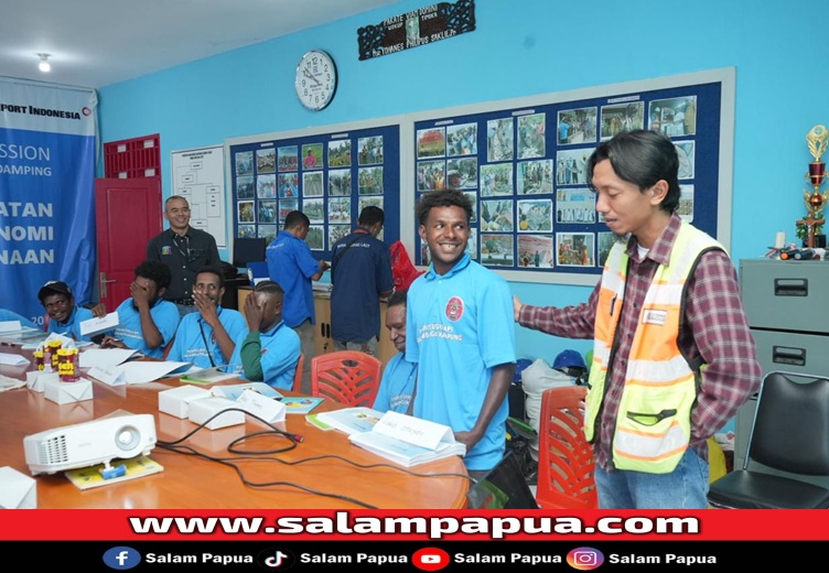 Pembekalan teori kepada peserta merupakan hal penting dalam pembelajaran keterampilan dasar pertukangan yang diberikan oleh Instruktur IPN (salampapua.com/Foto: Corp.Comm PTFI)