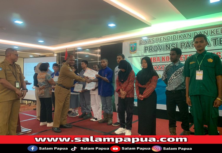Ricardo Maniani Siswa SMK Kasih Rafael saat menerima hadiah sebagai Juara 1 lomba welder (salampapua.com/Evita)