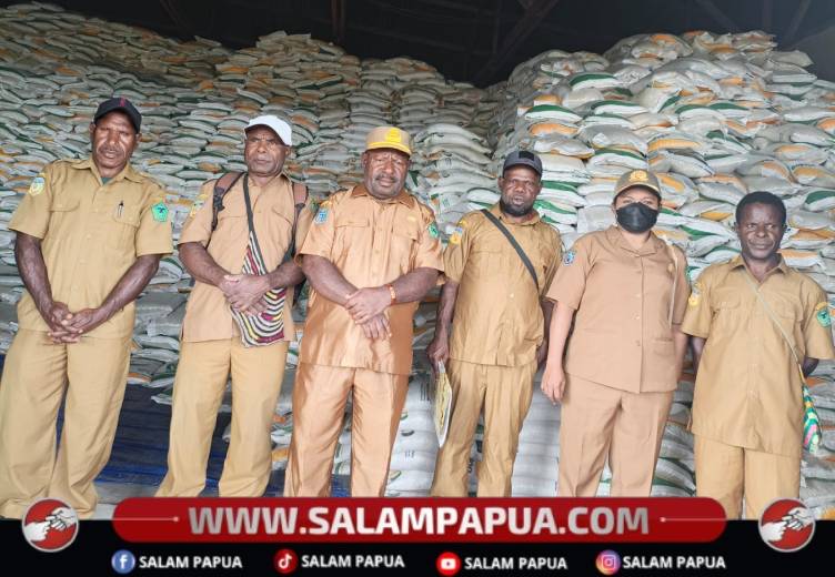 Kepala Dinas Pertanian dan Ketahanan Pangan Kabupaten Nduga, Dalok Lokbere bersama jajarannya sebelum pembagian beras di Kenyam, Senin (8/6/2026)(Salampapua.com/Elea Worom)