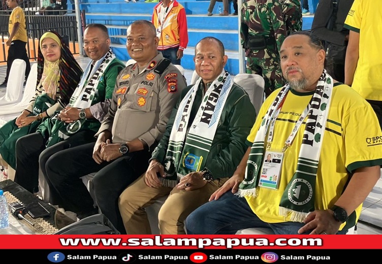 Pj Gubernur Papua Pegunungan Dr. Velix Vernando Wanggai (kedua dari kiri, duduk) saat menyaksikan secara langsung pertandingan sepak bola putra PON XXI antara tim Papua Pegunungan Vs tim Papua (salampapua.com/Foto Official PPG)