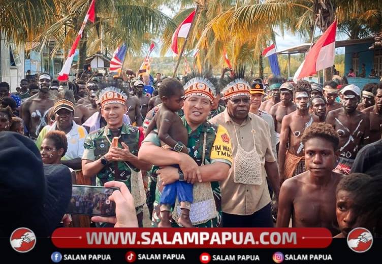 Kebersamaan Tim Wasev Brigjen TNI Jimmy Watukseke dengan warga saat meninjau lokasi kegiatan TMMD (Humas Kodim 1710/Mimika)