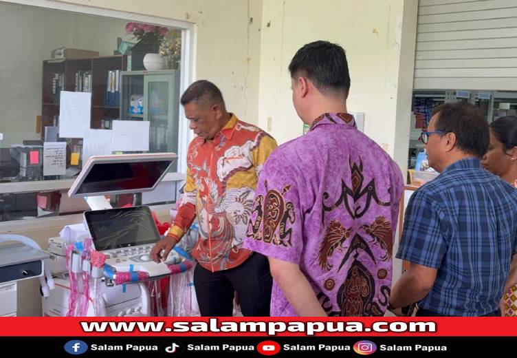 Kadinkes Mimika, Reynold Rizal Ubra bersama Direktur RSMM dr. Hendry Roy, Sp.B, mengamati alat kesehatan usai penyerahan, Jumat (12/12/2025 (Salampapua.com/Evita))