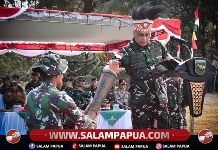 11. Tabuhan Tifa Penutup oleh Pangdam XVII/Cenderawasih, Mayjen TNI Febriel Buyung menjadi tanda ditutupnya kegiatan TMMD Ke 128 Kodim 1710/Mimika (Humas Kodim 1710/Mimika)