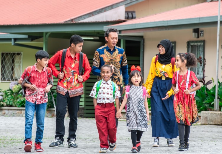 Kepala Sekolah Yayasan Pendidikan Jayawijaya (YPJ) Tembagapura, Bayu Widyatmoko bersama para siswa YPJ di lingkungan belajar YPJ Tembagapura, Sabtu (25/11/2023) (salampapua.com/Foto Corp.Comm PTFI)