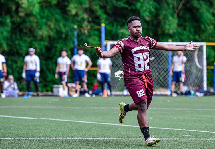Damian Petrus Mote, pemain tim bertahan Papua Black Pearls, saat melakukan selebrasi setelah men-deflaged tim lawan, pada pertandingan flag football Juli 2024 (Foto official Papua Black Pearls)