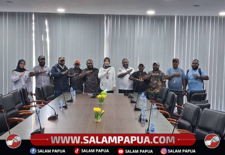 Foto bersama Anggota Komisi IV DPR Papua Tengah, Peanus Uamang bersama Kadis Perhubungan Mimika, Alfasiah dan jajarannya, Rabu (24/6/2026)(Salampapua.com/Dokumen Pribadi Peanus Uamang)