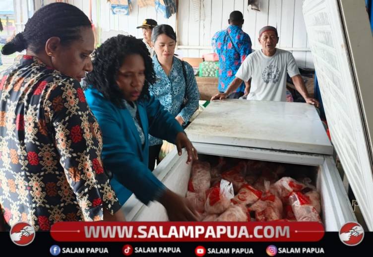 Staf Ahli Bupati Nduga, Makla Gwijangge bersama pegawai lainnya mengecek kondisi ayam beku pada salah satu pedagang di Kenyam, Kamis (18/6/2026)(Salampapua.com/Elea Worom)