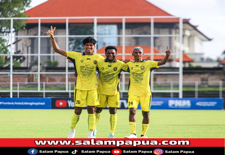 2. Man of The Macth, Sang Kapten Tim WBFC Timika, Rorisi Rhoben Pulanda (tengah) didampingi Nanda Helvrit Saputra (kiri) dan Safri Watimena. (Dokumen WBFC Timika)