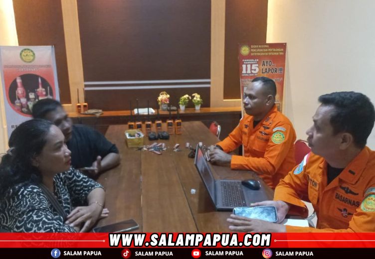 Keluarga korban saat melaporkan hilangnya Febriani (salampapua.com/Foto SAR Timika)
