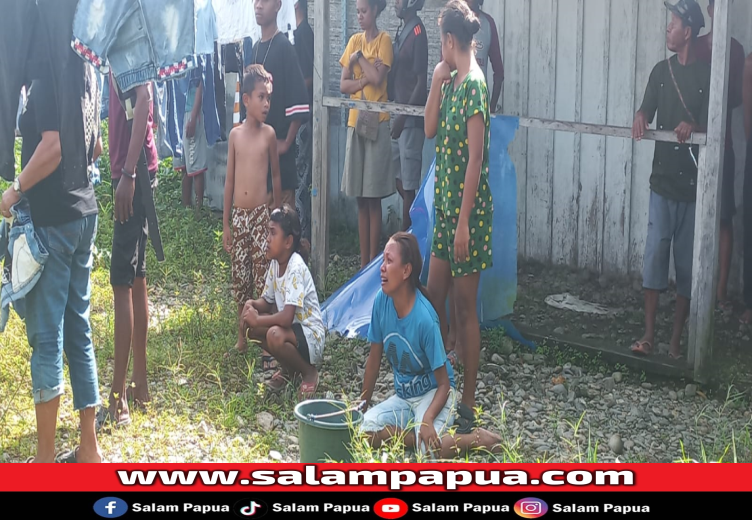 Warga korban kebakaran menangis sedih menyaksikan rumah tinggalnya terbakar habis, Sabtu (4/1/2025) (Salampapua.com/Sianturi)