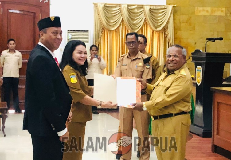 Penyerahan SK oleh Bupati Mimika Eltinus Omaleng kepada Kadis Pendidikan Kabupaten Mimika Jenny O Usmani (salampapua.com/Evita)