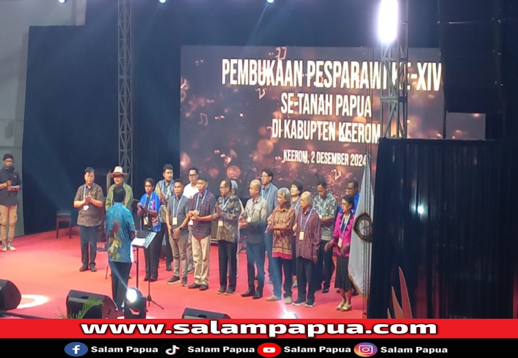 Ketua Umum LPPD Papua, Elia Loupatty mengukuhkan Dewan Juri Pesparawi XIV di Keerom, Senin (2/12/2024) (Salampapua.com/Sianturi)