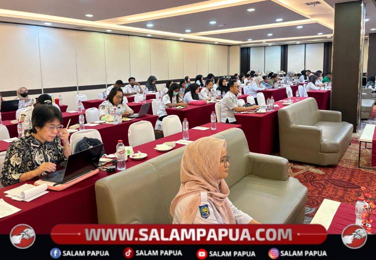 Suasana pembinaan pelaporan Rencana Kebutuhan Obat (RKO) dan penguatan peran farmasi klinik dalam pengendalian penyakit hipertensi (HT) serta diabetes melitus (DM) bagi tenaga kefarmasian Puskesmas yang digelar Dinas Kesehatan Kabupaten Mimika di Ballroom Hotel Horison Diana, Timika, Rabu (15/7/2026)(Salampapua.com/Evita)