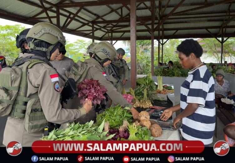 Pasar Keyabi Jadi Ruang Keakraban, Polwan Damai Cartenz Dan Warga Berbaur Hangat