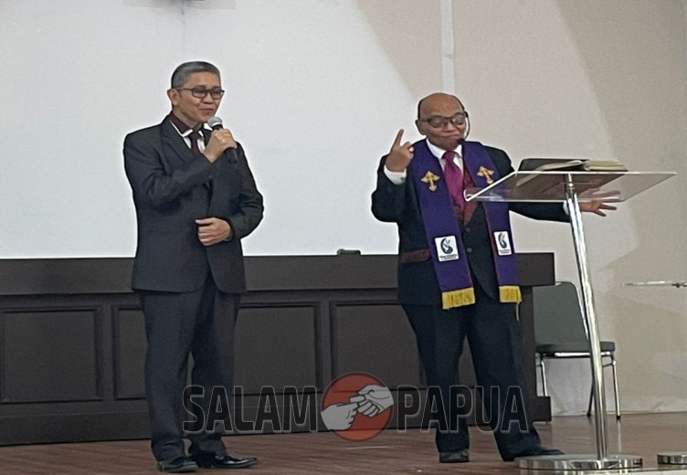 Pdt. Abraham A. D. Manurung (kanan) bersama Gembala Sidang GPdI Sion Tembagapura Pdt. Jhon Rooroh (kiri) (salampapua.com/Jhon Nicolaas)