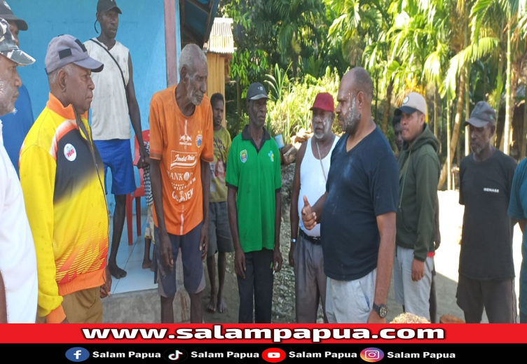 Ketua Pengurus YPMAK, Dr Leonardus Tumuka berbincang dengan para warga Kampung Omba, Teluk Etna pada Kunker, Jumat(21/03/2025) (Salampapua.com/Sianturi)