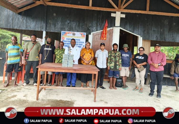 Bupati Kabupaten Nduga, Yoas Beon, SIP bersama salah satu jemaat gereja pada penyerahan hibah dana Otsus di Kenyam, Senin (1/6/2026)(Salampapua.com/Elea Worom)