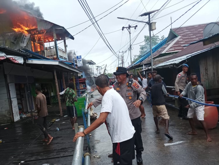 SEJUMLAH BANGUNAN LUDES TERBAKAR DI ASMAT