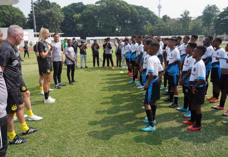 Para BVB legends Paul Lambert, J?rg Heinrich, dan Marcel Schmelzer saat membuka kegiatan coaching clinic bersama para siswa Papua Football Academy (PFA) di Stadion Madya Senayan, GBK, Jakarta, Jumat (8/9/2023) (Foto:Corp.Comm PTFI)