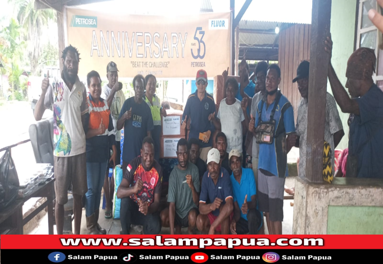 Pihak PT Petrosea Tbk bersama jajaran pemerintah dan masyarakat Kampung Ayuka usai penyerahan bantuan, Sabtu (22/02/2025) (Salampapua.com/Sianturi)