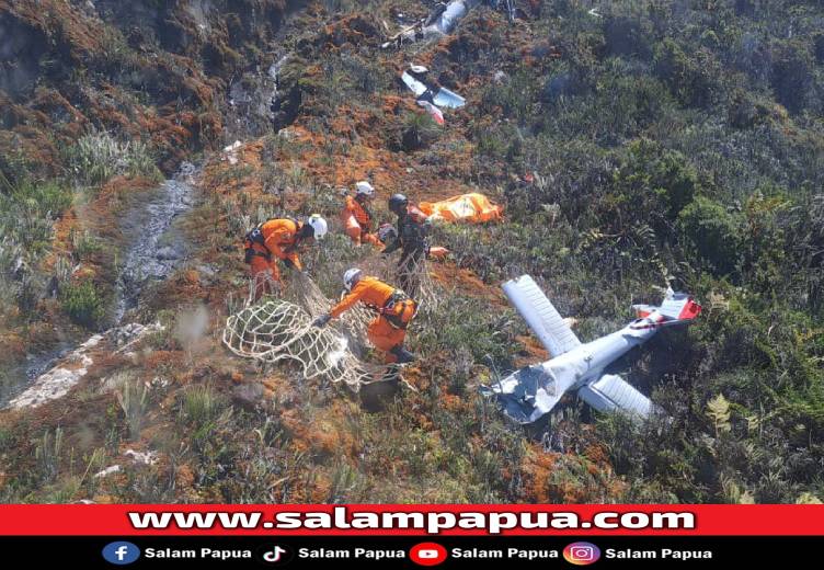 Suasana proses evakuasi korban jatuhnya helikopter PK-IWS PT Intan Angkasa di Distrik Jila, Kamis (11/9/2025) (Dokumen SAR Timika)