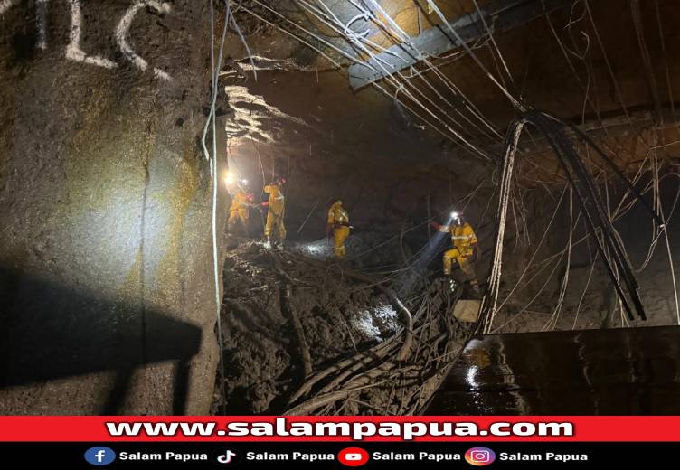 Tim penyelamat saat mengevakuasi salah satu korban yang telah ditemukan (Dokumen Corpcom PTFI)
