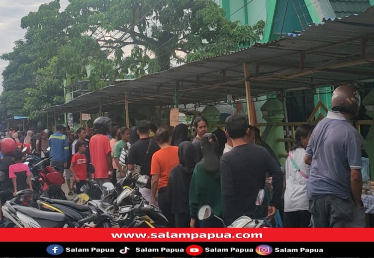 Berburu Takjil, Warga Timika Padati Jalan Ki Hadjar Dewantara