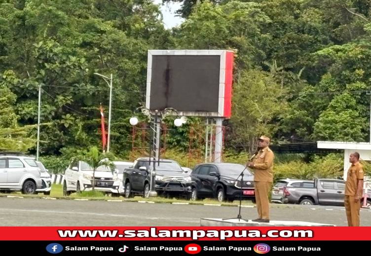 Bupati Mimika, Johannes Rettob saat memimpin Apel Gabungan di Pusat Pemerintahan (Puspem) Jalan Poros SP 3, Senin (4/8/2025) (Salampapua.com/Evita)