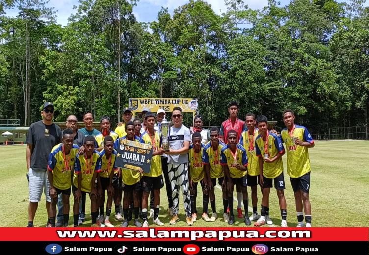Juara 2 WBFC Cup U-16 2025, SSB MTC Nabire bersama Presiden Club WBFC Timika, Ray Manurung usai penyerahan piala dan medali di Lapangan Kuala Kencana, Rabu 26/02/2025) (Salampapua.com/Acik)