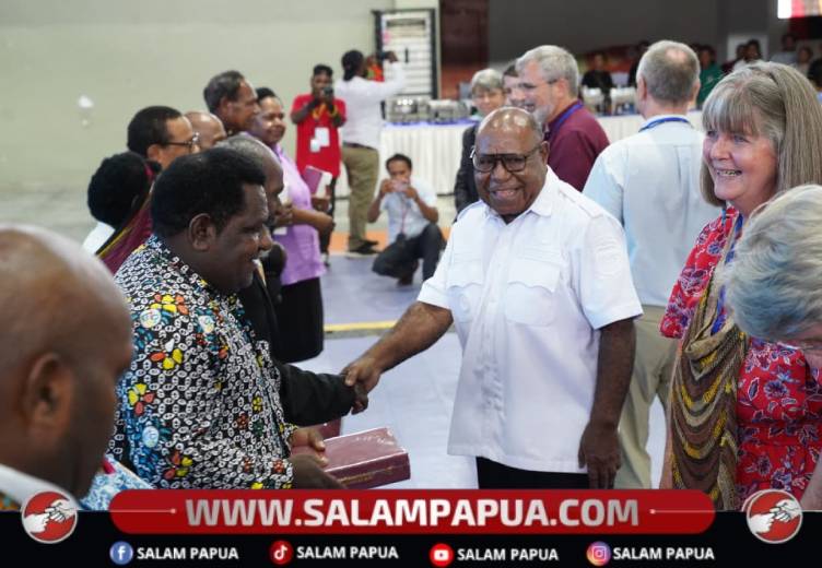 Wakil Bupati Mimika, Emanuel Kemong pada peluncuran Alkitab Berbahasa Damal/Amungme di GOR Futsal SP2 Timika, Rabu (20/5/2026)(Salampapua.com/Evita)