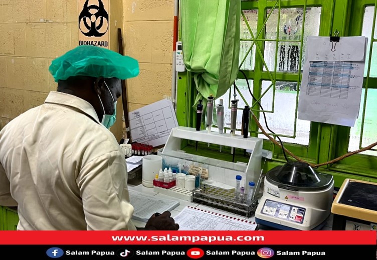 PTFI melalui Divisi CHD menempatkan petugas laboratorium TBC di Puskesmas Kwamki Baru, Kabupaten Mimika, untuk bekerja sama dengan tenaga kesehatan pemerintah melayani warga (salampapua.com/Foto Corp.Comm PTFI)
