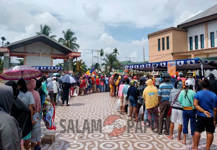 Antrean panjang masyarakat saat berbelanja di pasar murah yang digelar Dinas Ketahanan Pangan Mimika, Sabtu (7/10/2023) (salampapua.com/Acik)