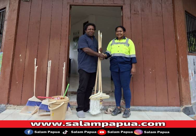 Officer CRS PT PT Petrosea Tbk Timika, Joyner Kambuaya (kanan) menyerahkan bantuan alat kebersihan kepada Sekretaris Yayasan Nangmora Timika, Charlie Wally, 