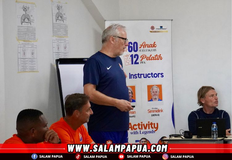 Pelatih dari KNVB Andre Simmelink memberikan sesi teori strategi sepak bola dalam sesi kursus kepada pelatih PFA (salampapua.com/Foto Corp.Comm PTFI)