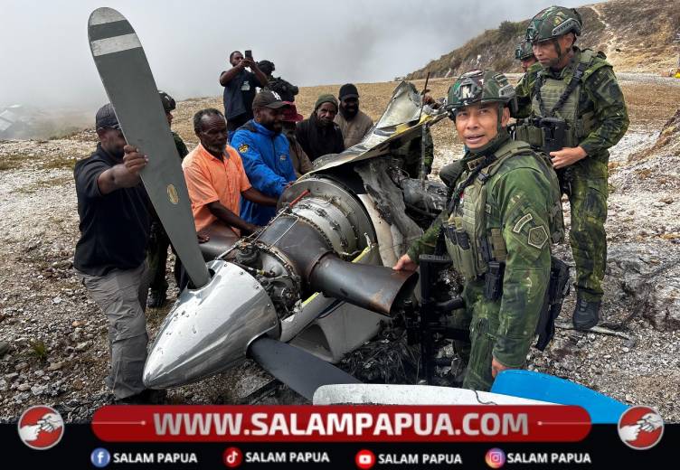 Panglima Komando Gabungan Wilayah Pertahanan (Kogabwilhan) III, Letjen TNI Lucky Avianto, memimpin langsung proses evakuasi puing-puing pesawat Pilatus PK-RCY milik PT AMA yang terbakar di Distrik Balinggama, Papua Pegunungan bersama para tokoh adat dan tokoh agama, Sabtu (18/7/2026)(Salampapua.com/Koops Habema)