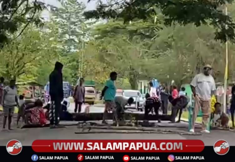 Anjing Mati Diduga Diracun, Warga Blokade Jalan Timika�Poumako