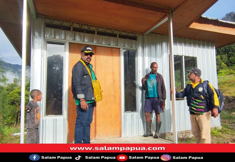 Ketua DPRD Mimika Anton Bukaleng bersama tokoh agama Pdt. Teranus Beanal saat meninjau klinik yang telah dibangun melalui Pokir Dewan (salampapua.com/Acik)