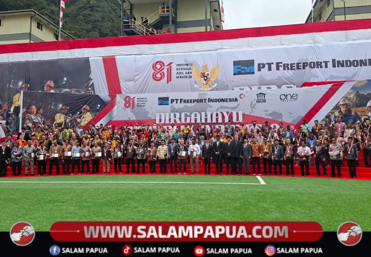Presdir PTFI Tony Wenas foto bersama dengan para karyawan penerima Service Award dengan masa kerja 25, 30 dan 35 tahun usai upacara HUT RI ke-18 di Sport Hall Tembagapura, Mimika, Senin (17/8/2026)(Salampapua.com/Sianturi)