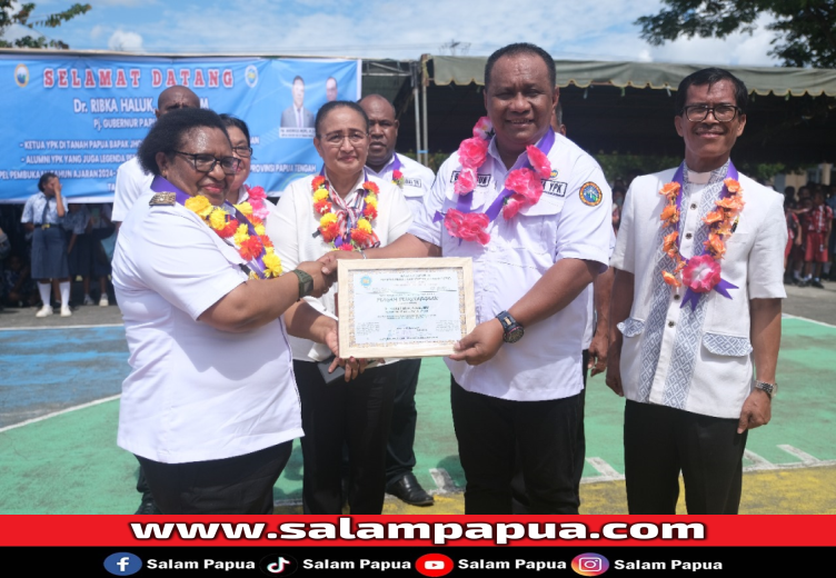 Pj Gubernur Ribka Haluk Menerima Piagam Penghargaan Dari YPK Tanah Papua
