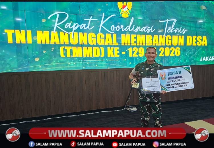 Dandim 1710/Mimika Letkol Inf Jozanda dengan piala dan sertifikat Juara II Kategori Media Online LKJ TMMD ke-128 Tahun Anggaran 2026 di Gedung AH Nasution Mabes AD Jakarta, Kamis (2/7/2026)(Salampapua.com/Sampe P Sianturi)
