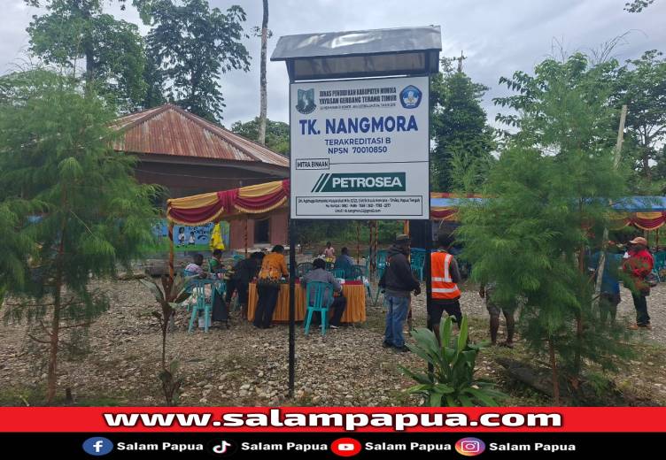 Papan nama TK Nangmora yang sudah diganti setelah menjadi mitra resmi PT Petrosea Tbk (Salampapua.com/Sianturi)