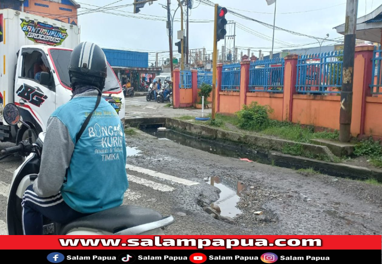 Salah satu ruas jalan yang rusak di Kota Timika (Salampapua.com/Evita)
