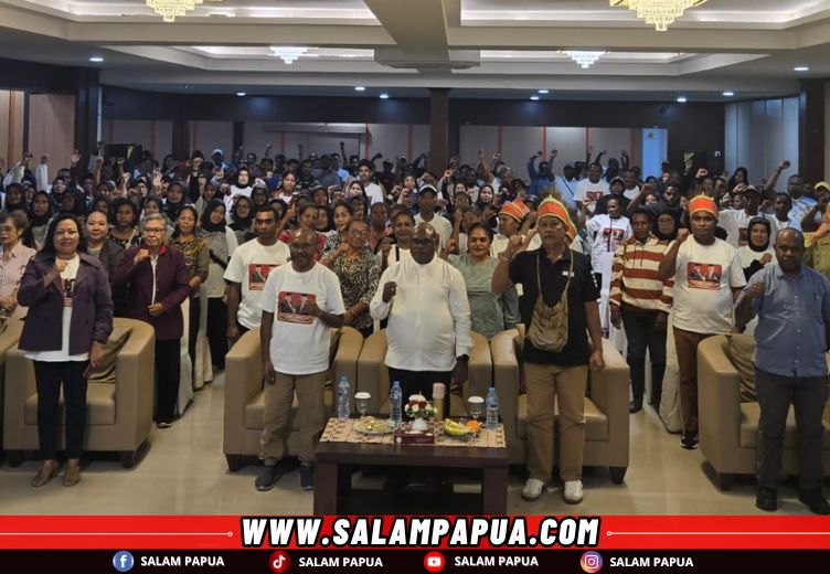 Situasi saat Gubernur Papua Tengah Meki Fritz Nawipa bersama anggota DPD RI asal Dapil Papua Tengah Wilhelmus Pigai menjumpai sejumlah relawan MEGE di Timika (salampapua.com/Foto Humas Pemprov Papua Tengah)