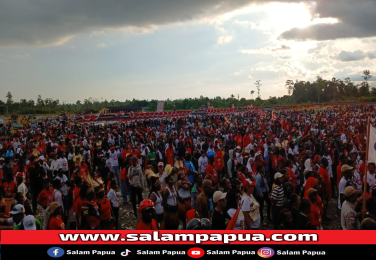 Ribuan massa pendukung JOEL mendengar orasi pada kampanye akbar di Lapangan SP 5, Sabtu (23/11/2024) (Salampapua.com/Evita)