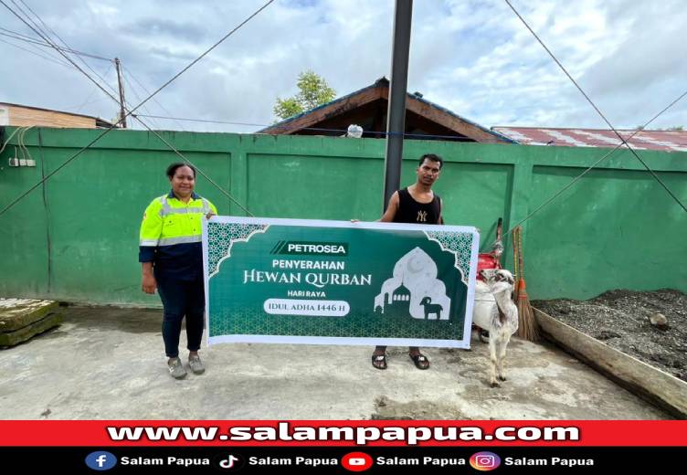 CSR PT Petrosea Site Timika, Joyner Kambuaya bersama Aziz, Pengurus Yayasan Ar Rahmah Papua Timika usai penyerahan donasi hewan kurban, Kamis (5/6/2025) (CSR PT Petrosea Site Timika)
