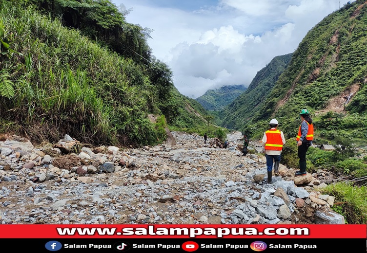 Tim PTFI melakukan upaya perbaikan akses jalan utama menuju kampung Waa Banti yang rusak akibat curah hujan tinggi yang sejak awal bulan Juni 2024 (salampapua.com/Foto Corp.Comm PTFI)