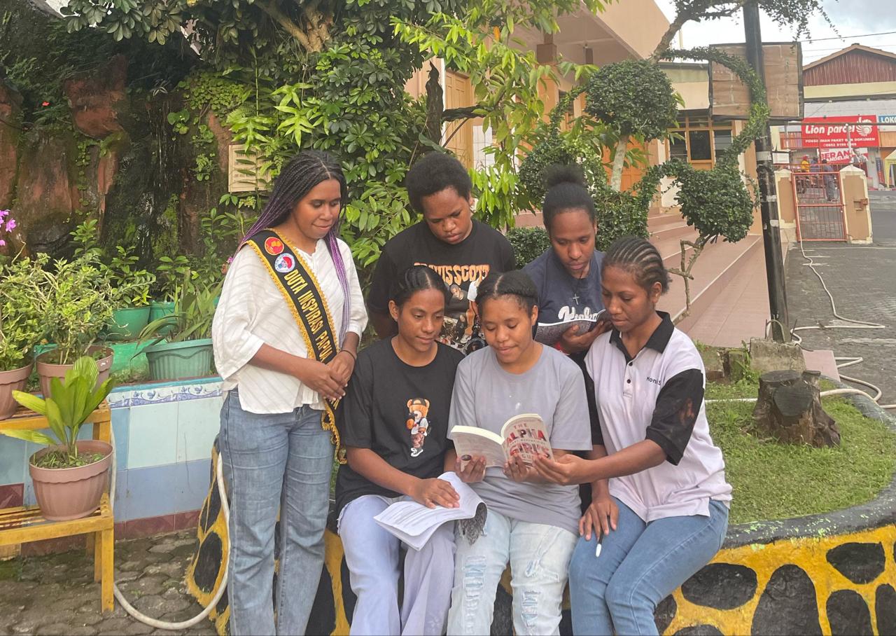 - Ursula Amanda Pamela E.Fatem bersama teman-teman di kota studi Manado (istimewa)